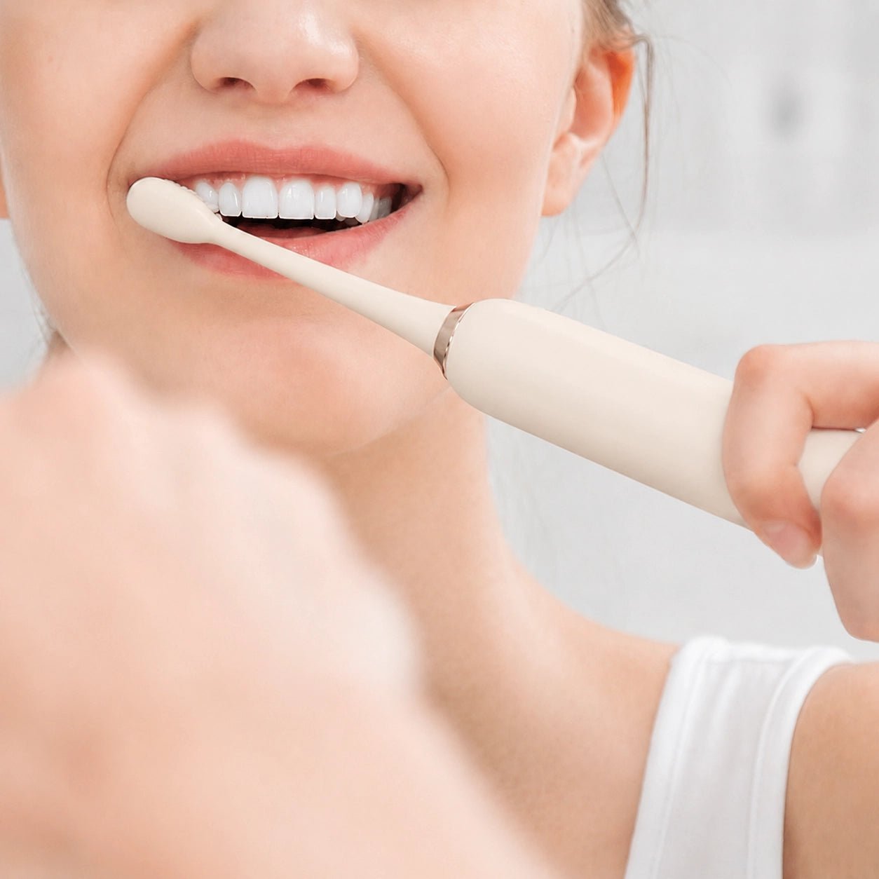 Electric Toothbrush with Travel Case-DuPont Bristles - MasterMedi